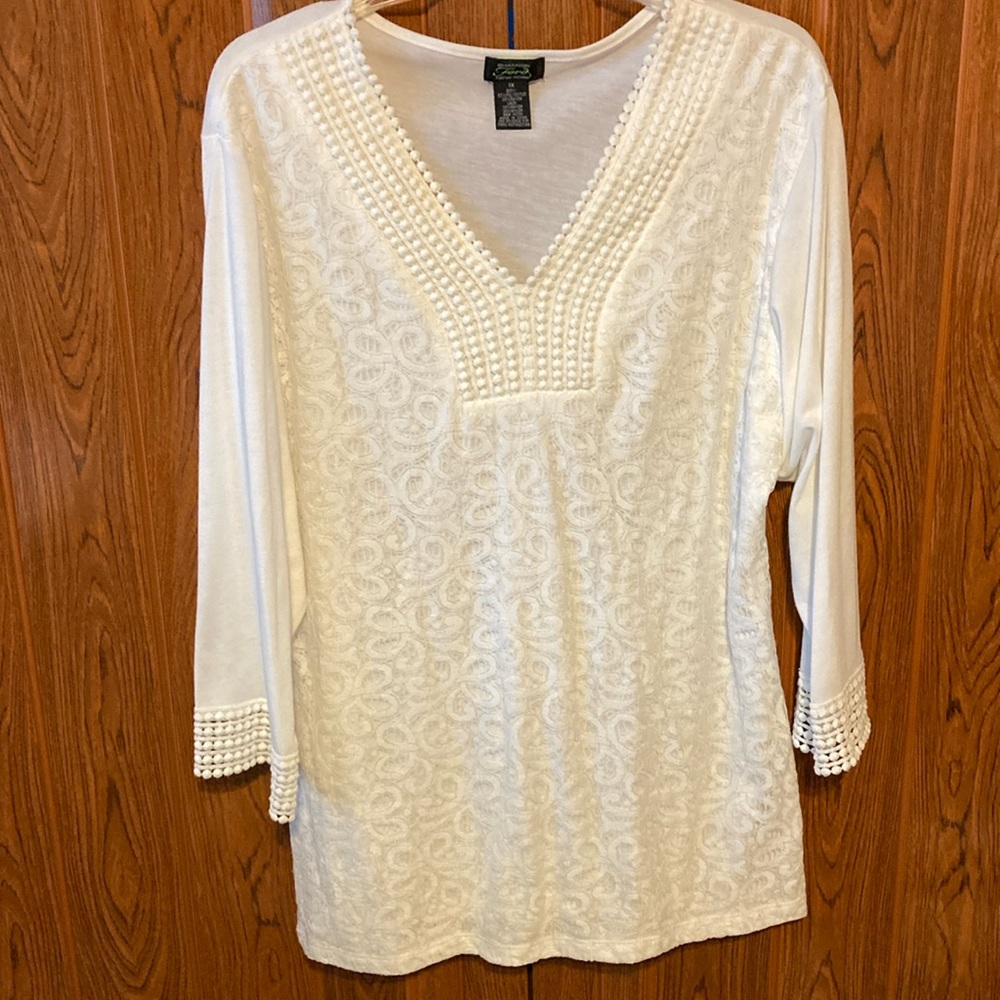 Shannon Ford New York women’s Tunic Size 1X Long Sleeves V-Neckline White color